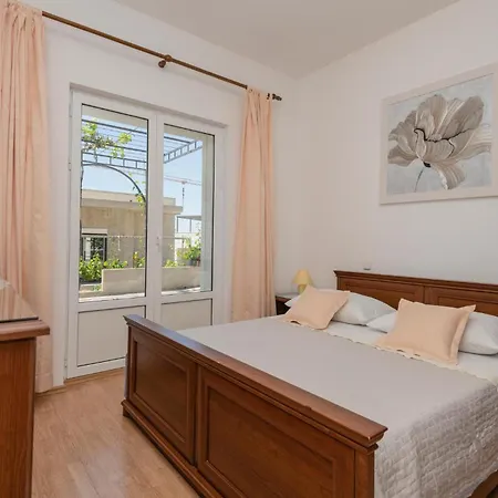 Three-bedroom In شقة ماكارسكا