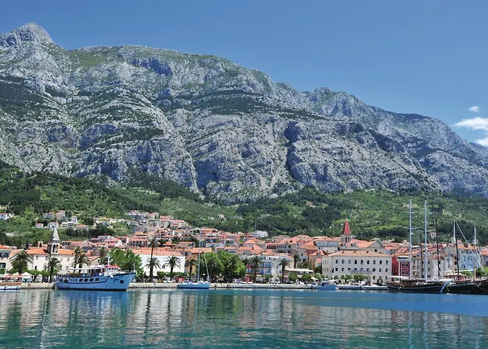 Apartment Three-bedroom In Makarska