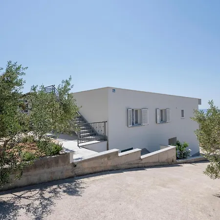 Three-bedroom In Διαμέρισμα