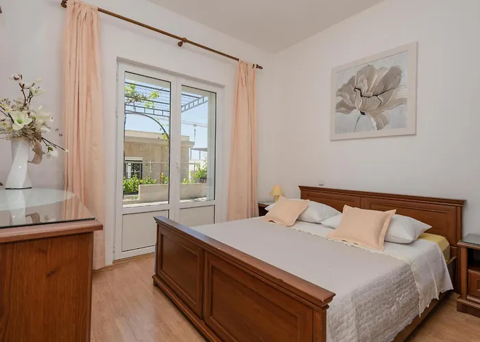 Three-bedroom In Apartmán Makarská