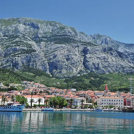Apartamento Three-bedroom In Makarska